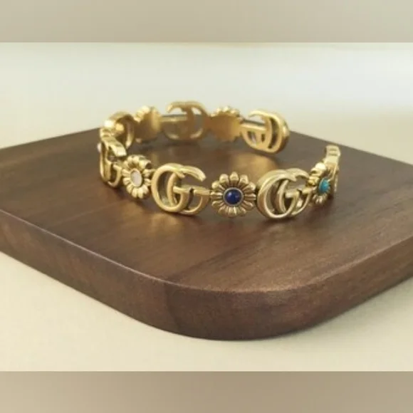 Auth. Gucci GG Marmont flower cuff bracelet in aged gold-tone metal - Picture 5 of 16
